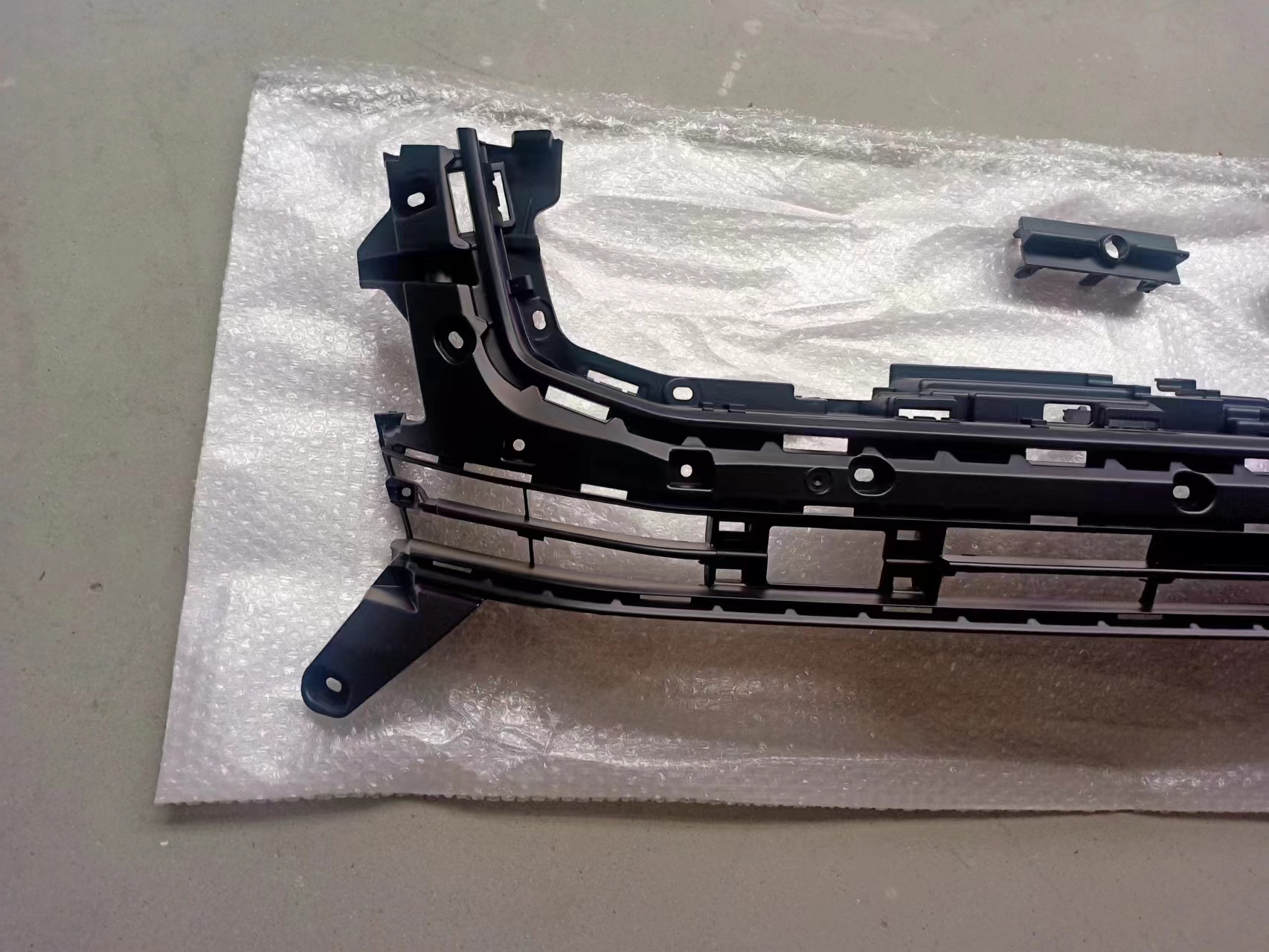 GELING Front Bumper Upper And Lower Bracket Front Bumper Kit for Toyota Land Cruiser LC300 2022 2023